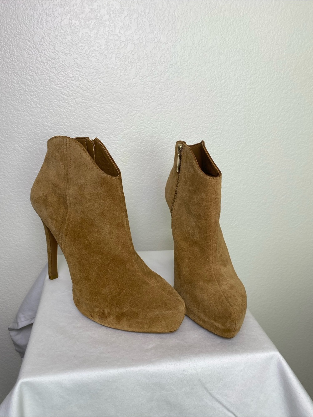 Gianni Bini Tan Suede Stiletto Ankle Booties Almond Toe Sz 8
